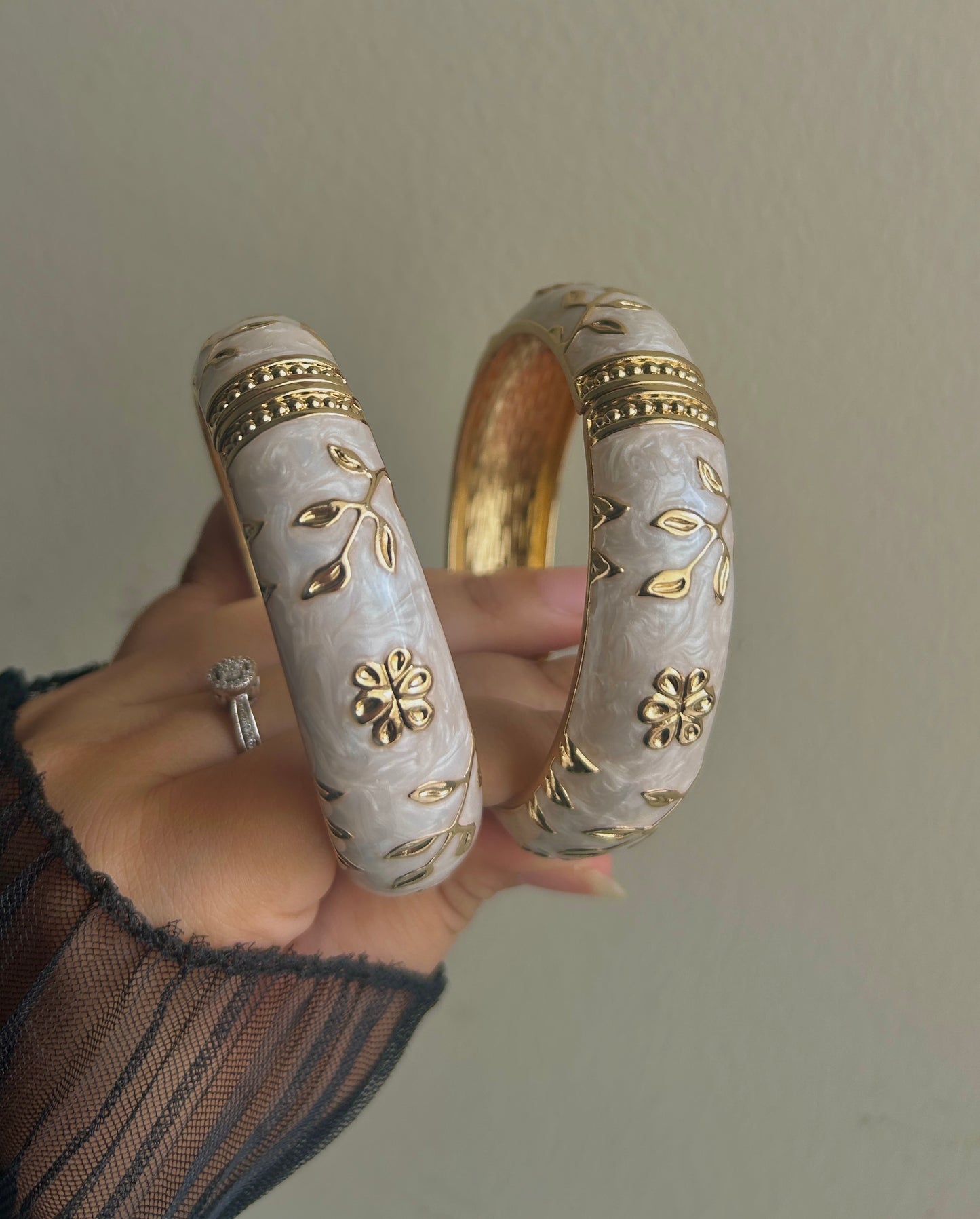 Milky Floral Cuff (Pack of 1)