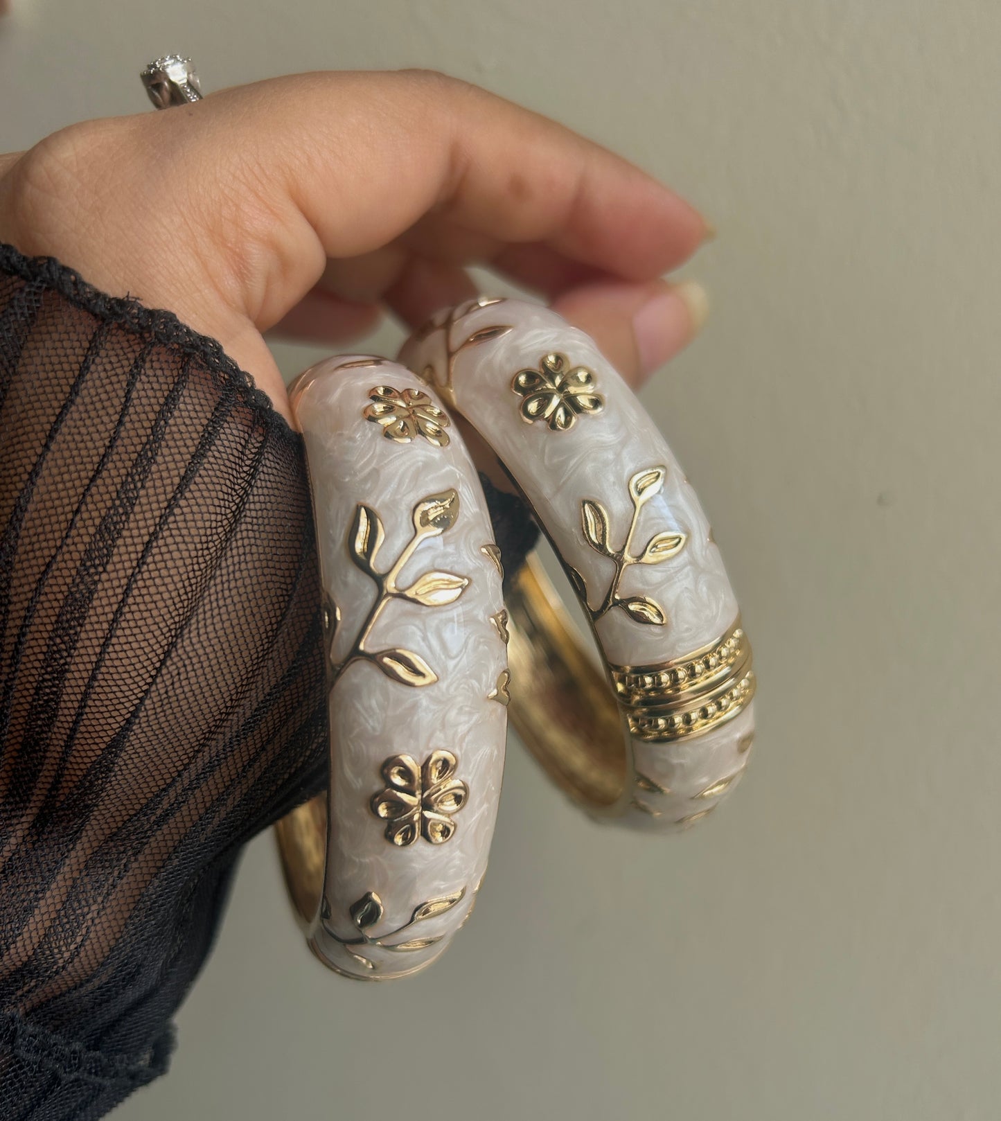 Milky Floral Cuff (Pack of 1)