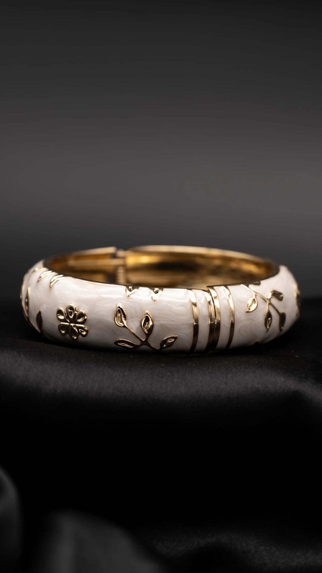 Milky Floral Cuff (Pack of 1)