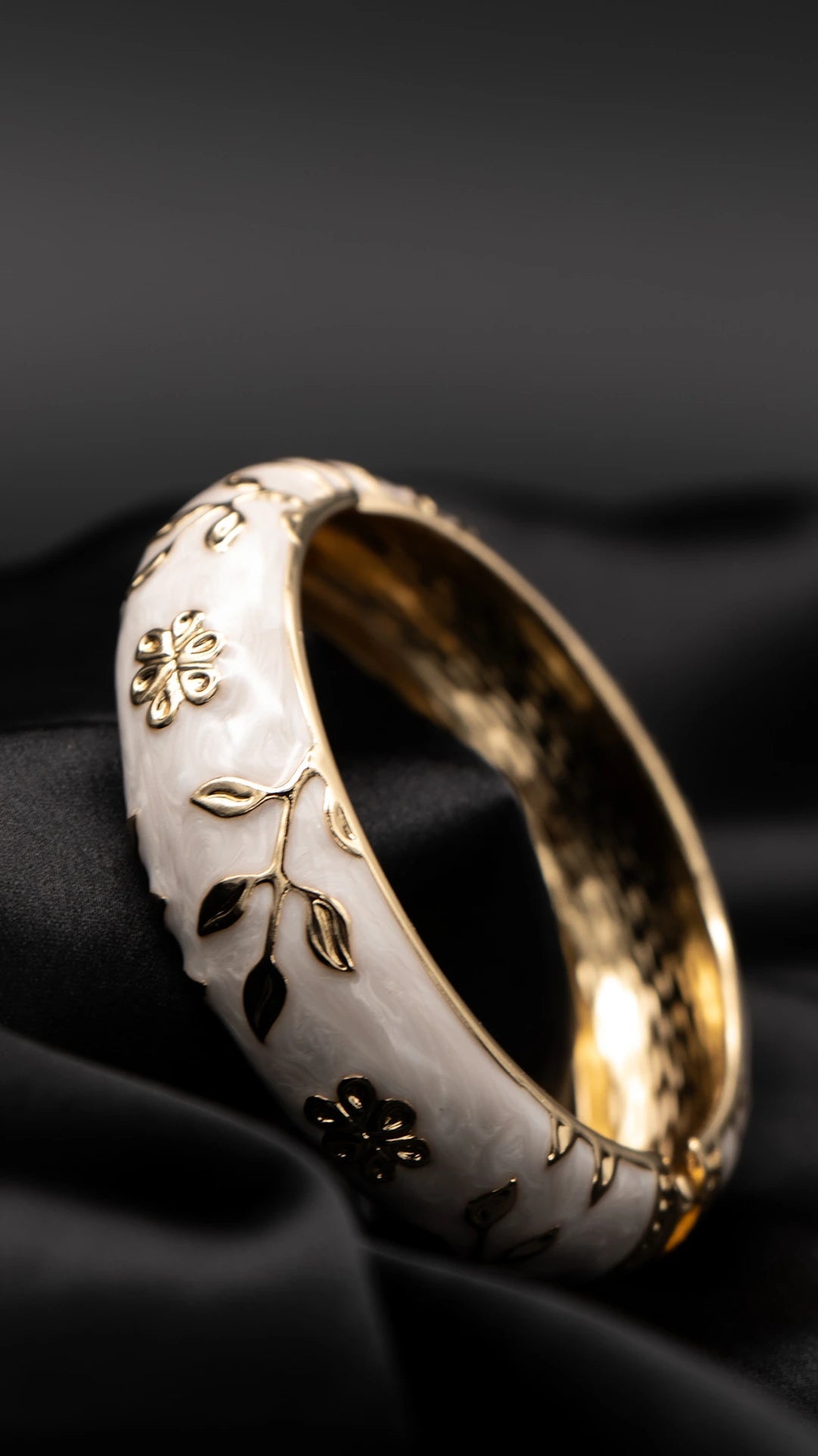 Milky Floral Cuff (Pack of 1)