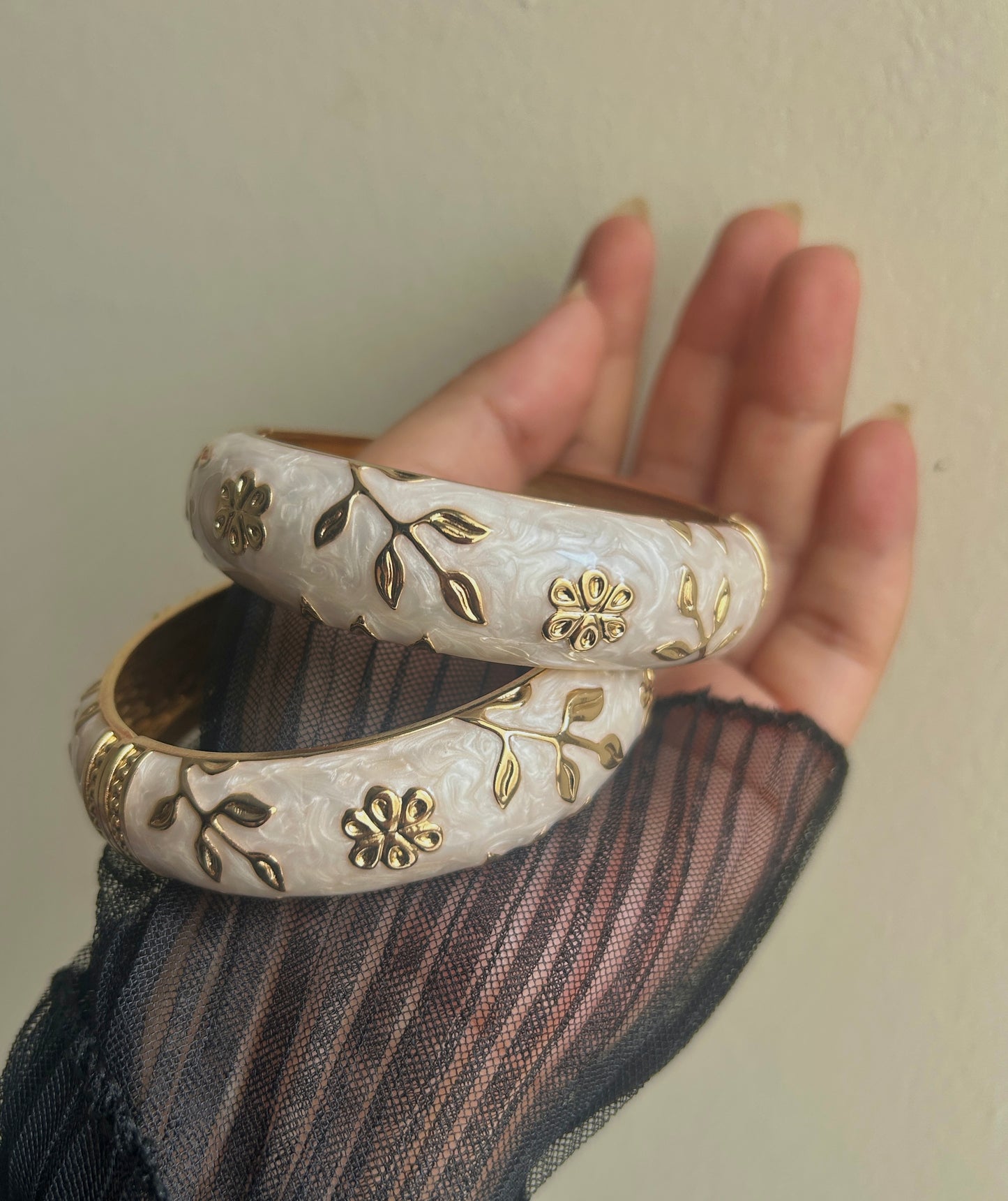 Milky Floral Cuff (Pack of 1)