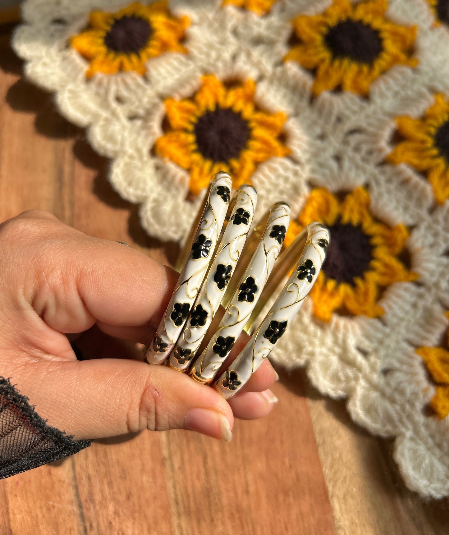 White & black flower vintage bangle ( each bangle)