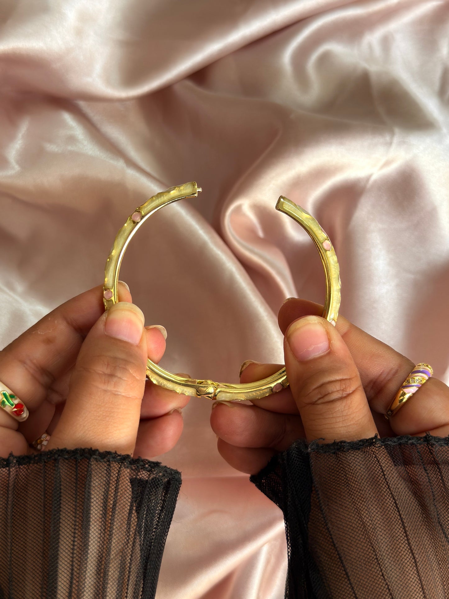 Pastel Green Floral Vintage Bangle (Pack of 1)