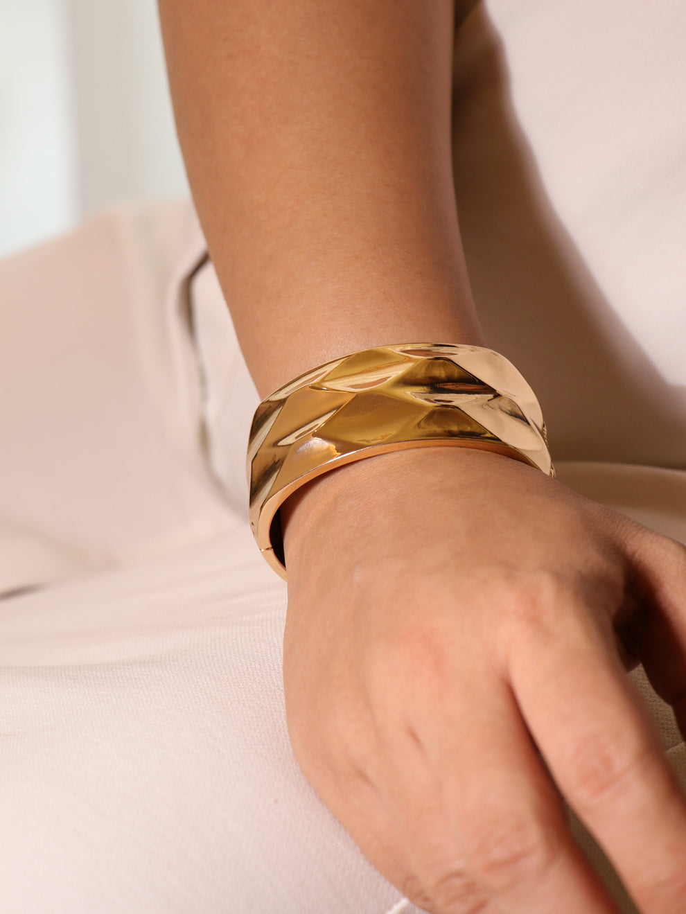 Trihump Hand Cuff