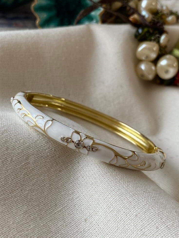 White floral vintage bangle (Pack of 1)
